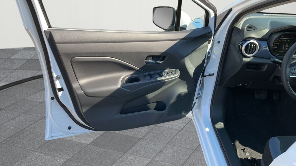 2025 Nissan Versa 1.6 SV photo 24