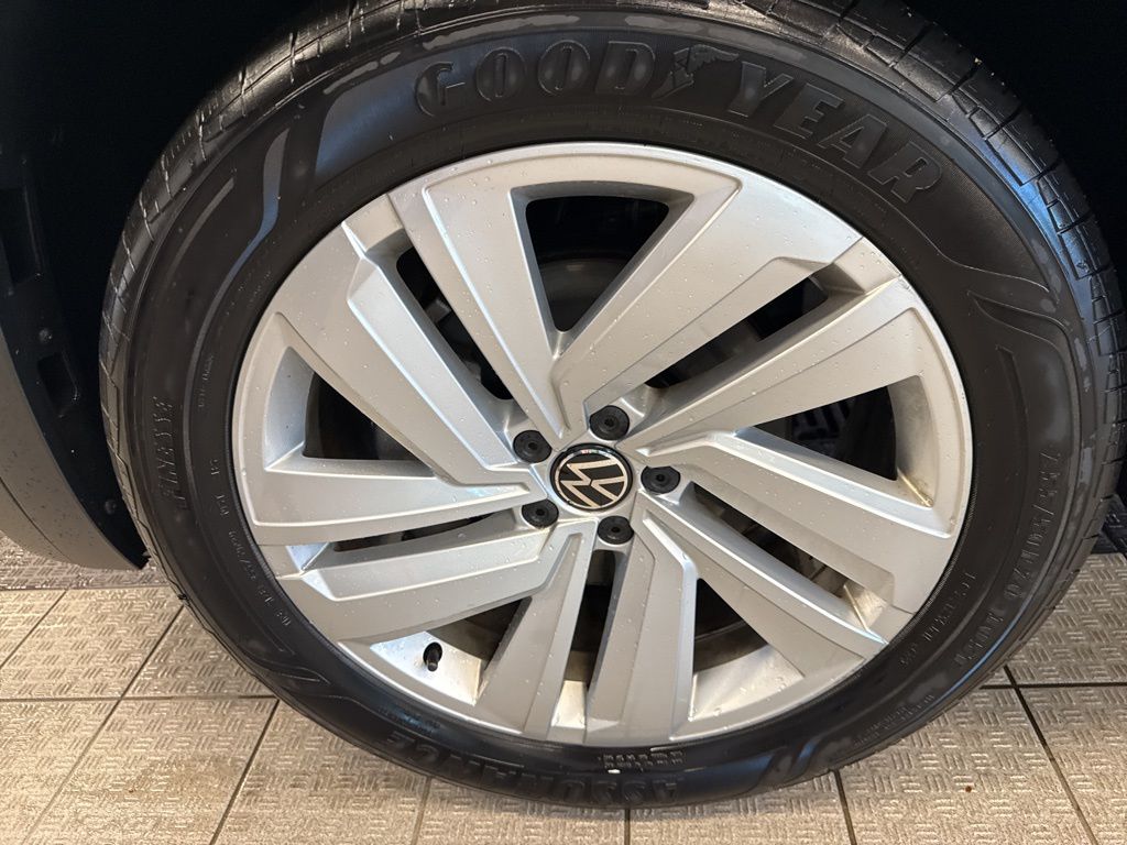 2022 Volkswagen Atlas Cross Sport V6 SE Technology photo 3