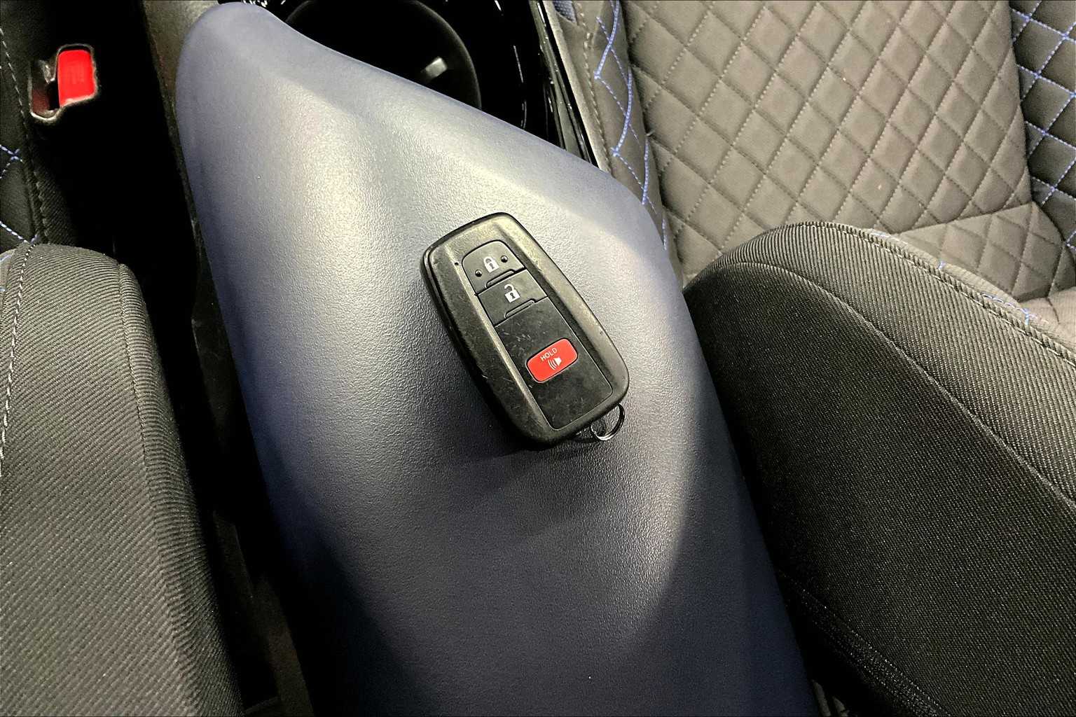 2022 Toyota C-HR XLE photo 14