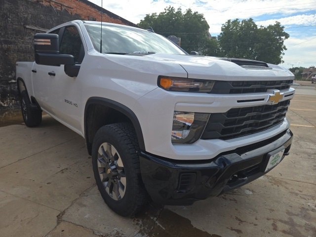 2025 Chevrolet Silverado 2500HD Custom photo 3