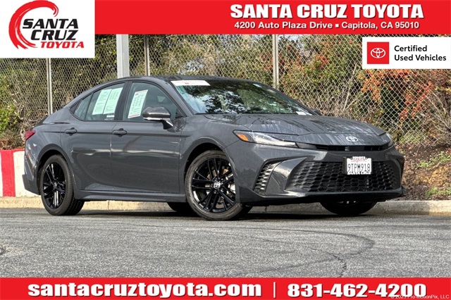 2025 Toyota Camry SE's photo