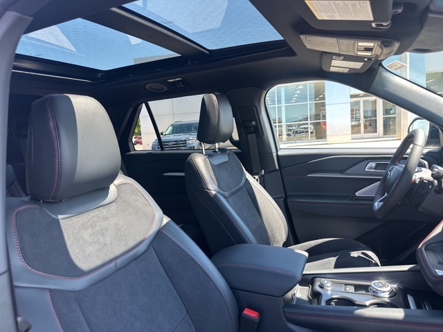 2025 Ford Explorer ST photo 5