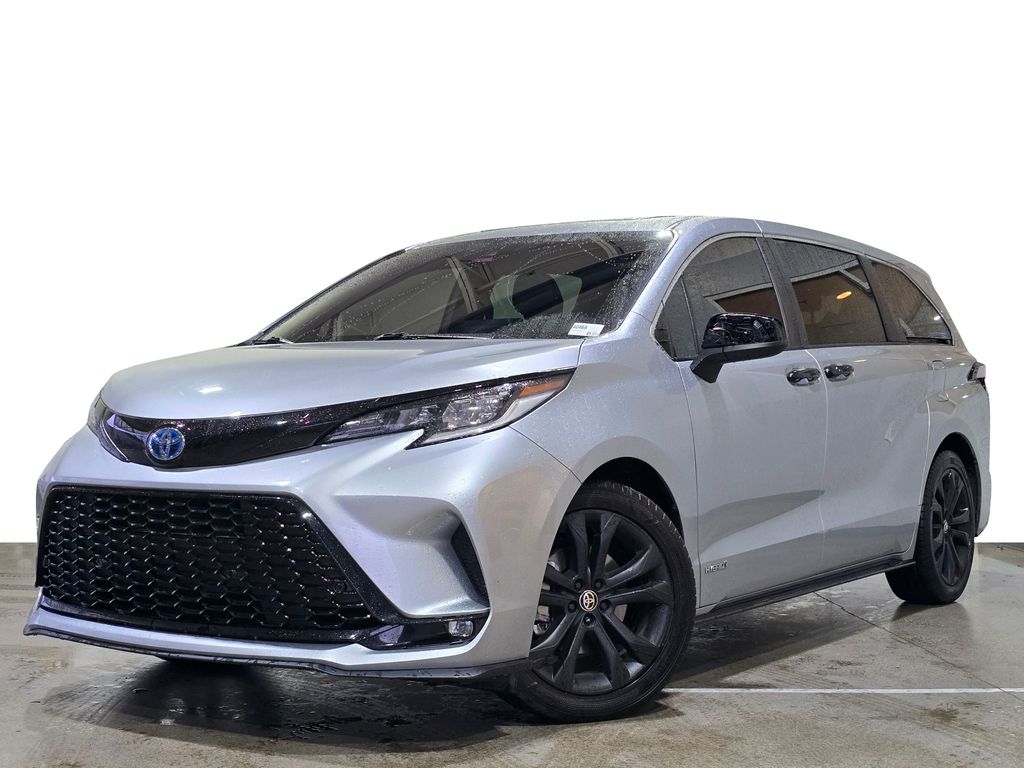 2021 Toyota Sienna XSE's photo