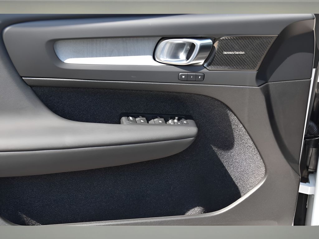 2025 Volvo XC40 photo 23