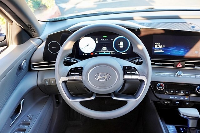2024 Hyundai Elantra SEL photo 17