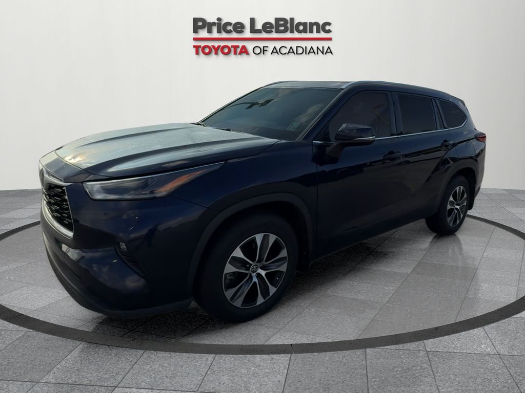 2021 Toyota Highlander XLE photo 3