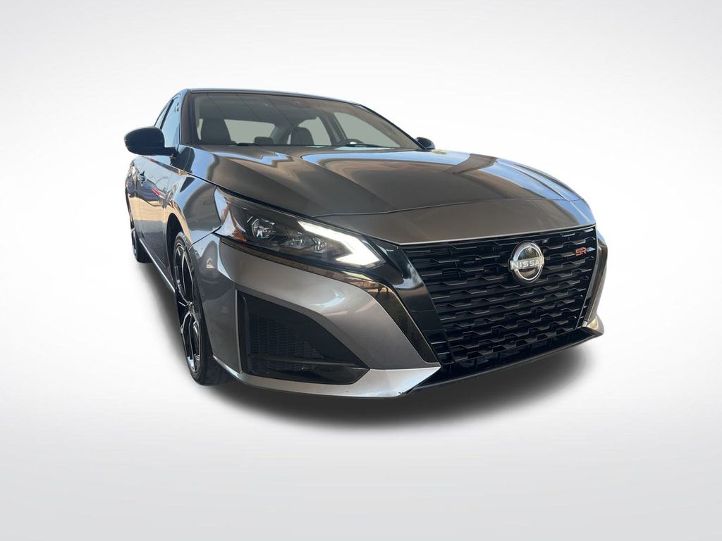 2023 Nissan Altima SR photo 3