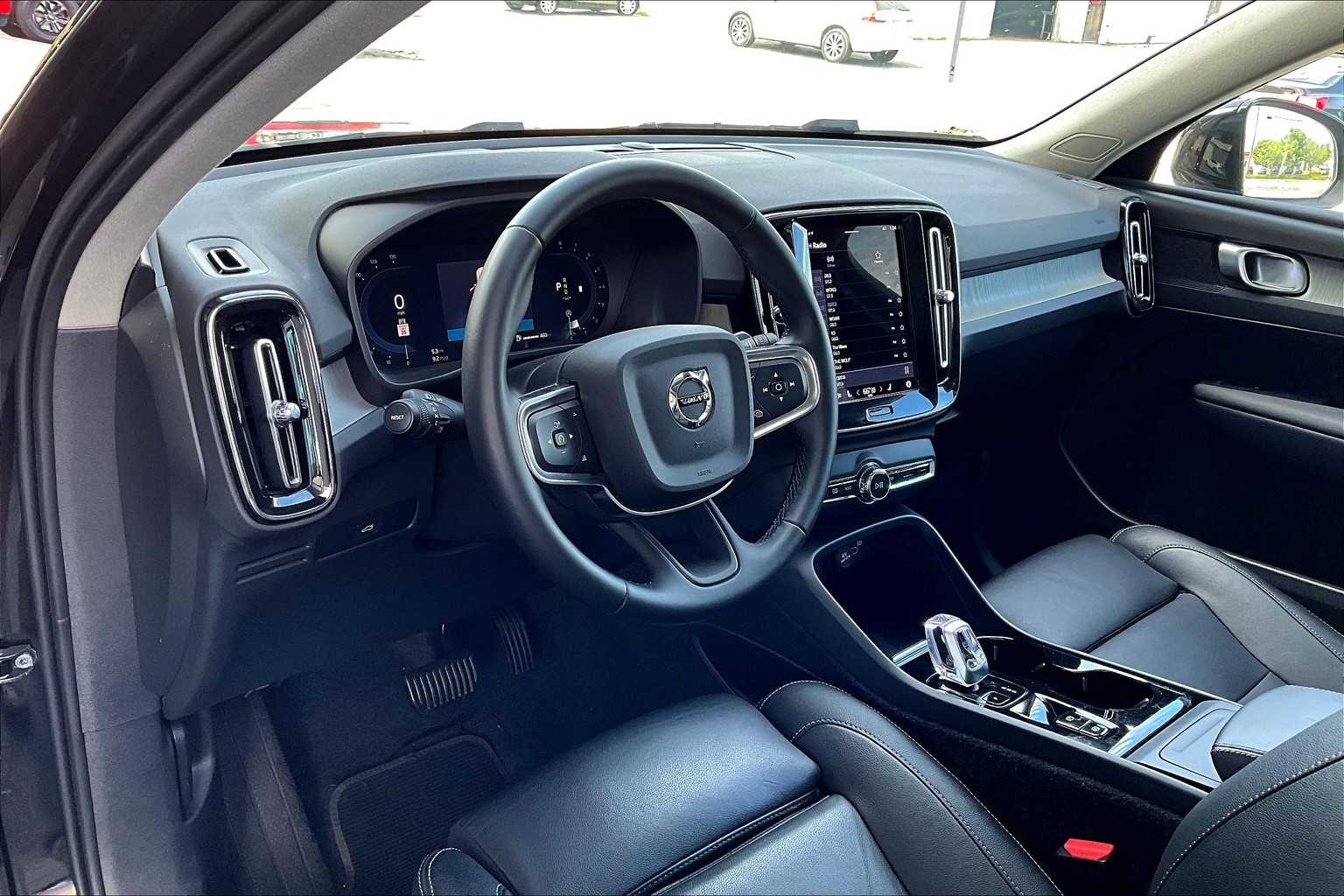2025 Volvo XC40 Plus photo 17
