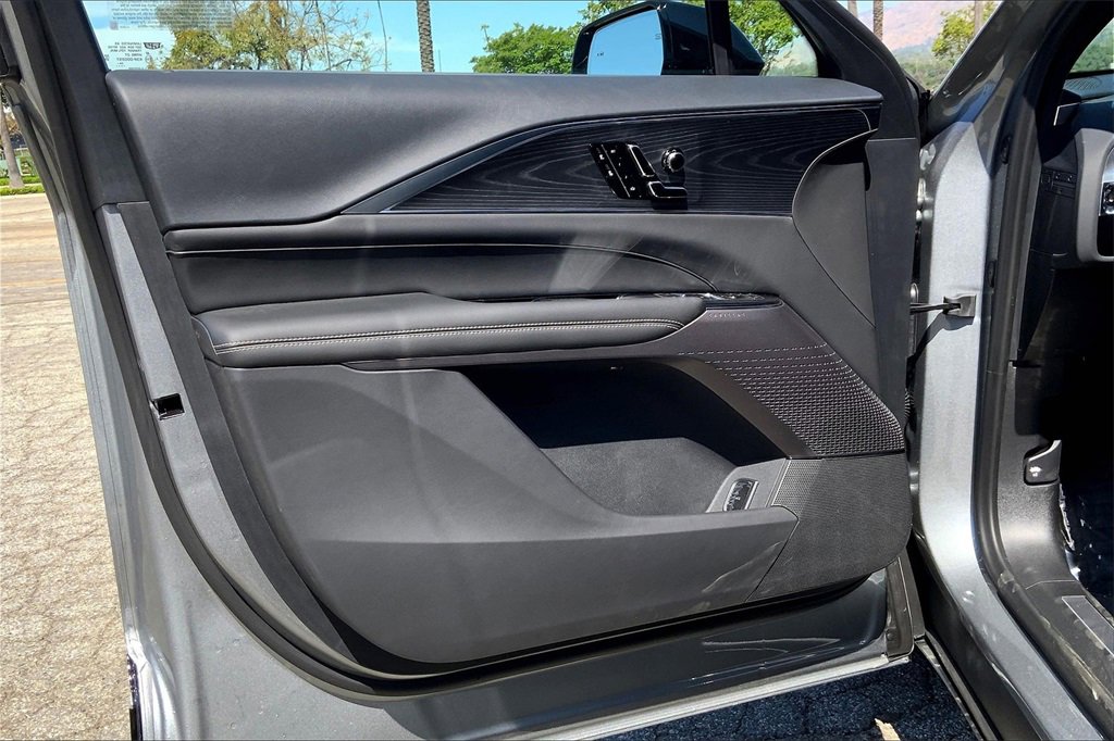 2025 Cadillac Lyriq Luxury photo 11