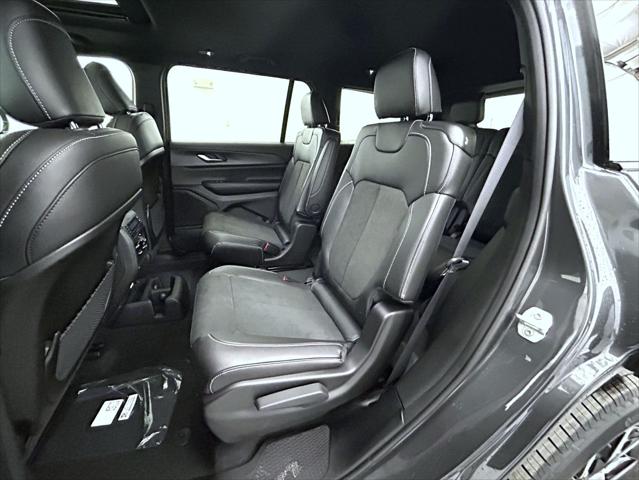 2025 Jeep Grand Cherokee Altitude photo 21