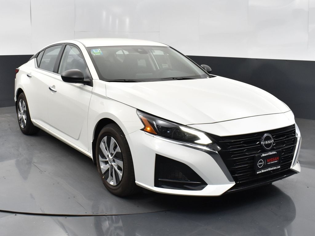 2025 Nissan Altima S's photo