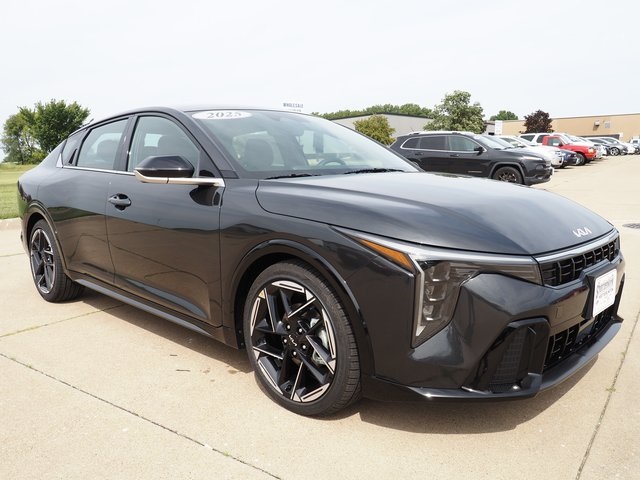2025 Kia K4 GT-Line photo 2