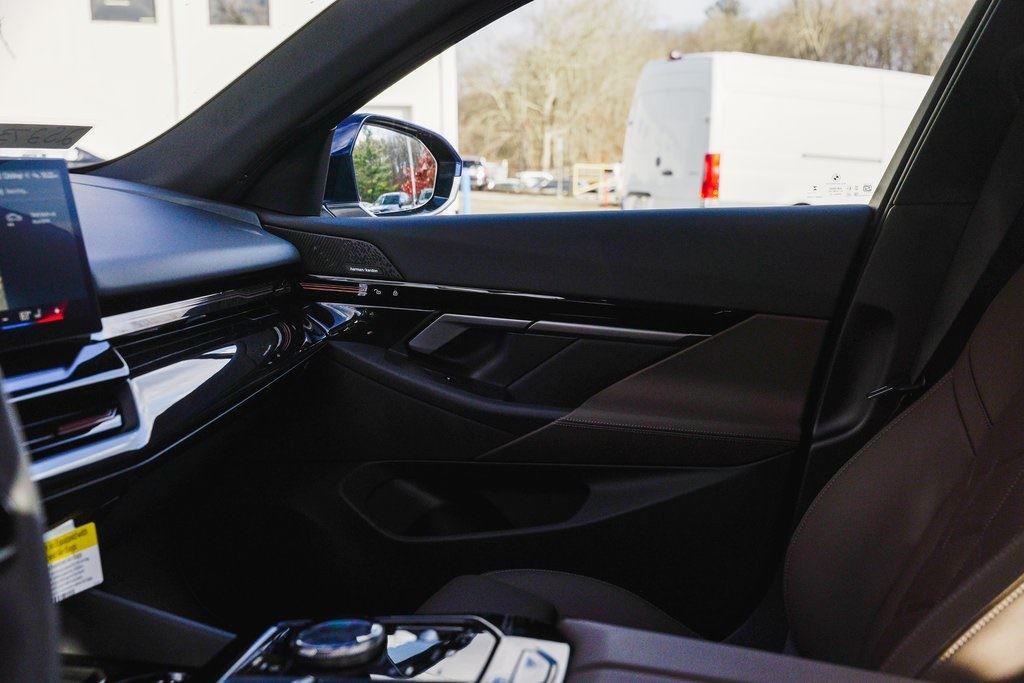 New 2025 Tanzanite Blue II Metallic BMW 530i xDrive image 11