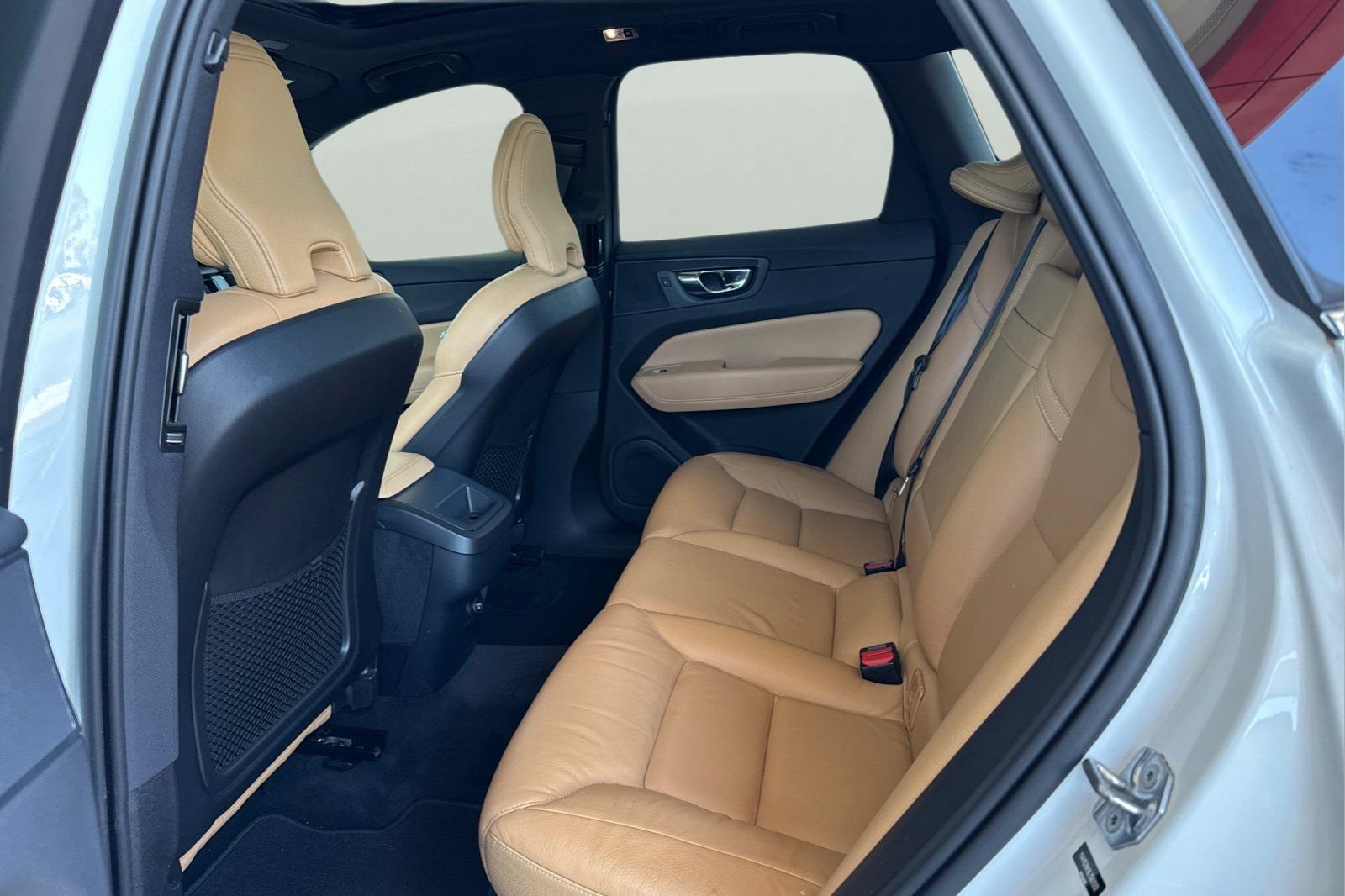 2020 Volvo XC60 T5 Momentum photo 4