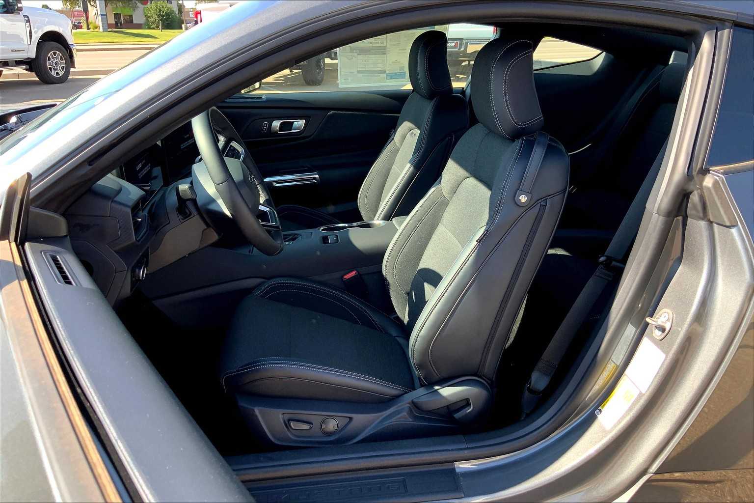 2025 Ford Mustang EcoBoost photo 8