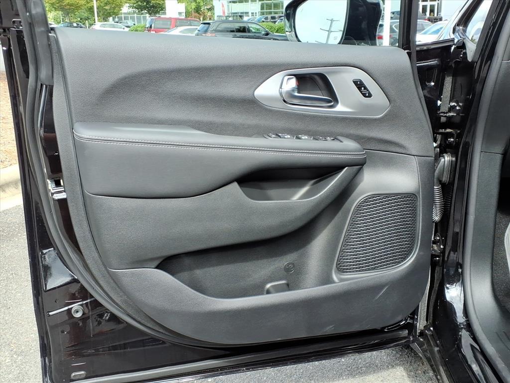 2026 Chrysler Pacifica Limited photo 4
