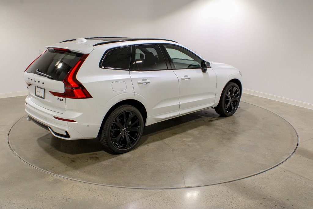 2026 Volvo XC60 B5 Black Edition photo 4