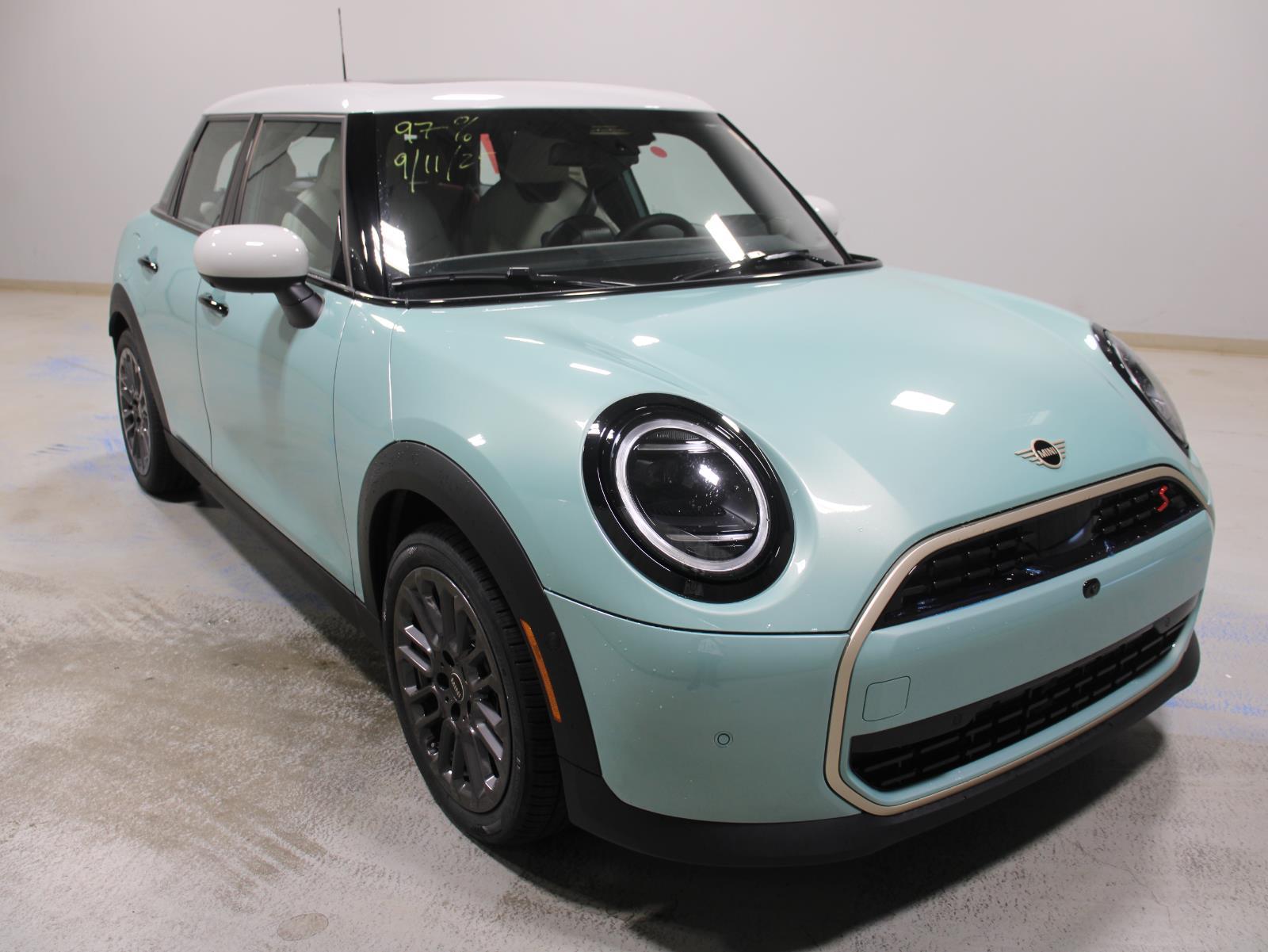 2026 Mini Cooper Hardtop S 4 Door Iconic photo 4