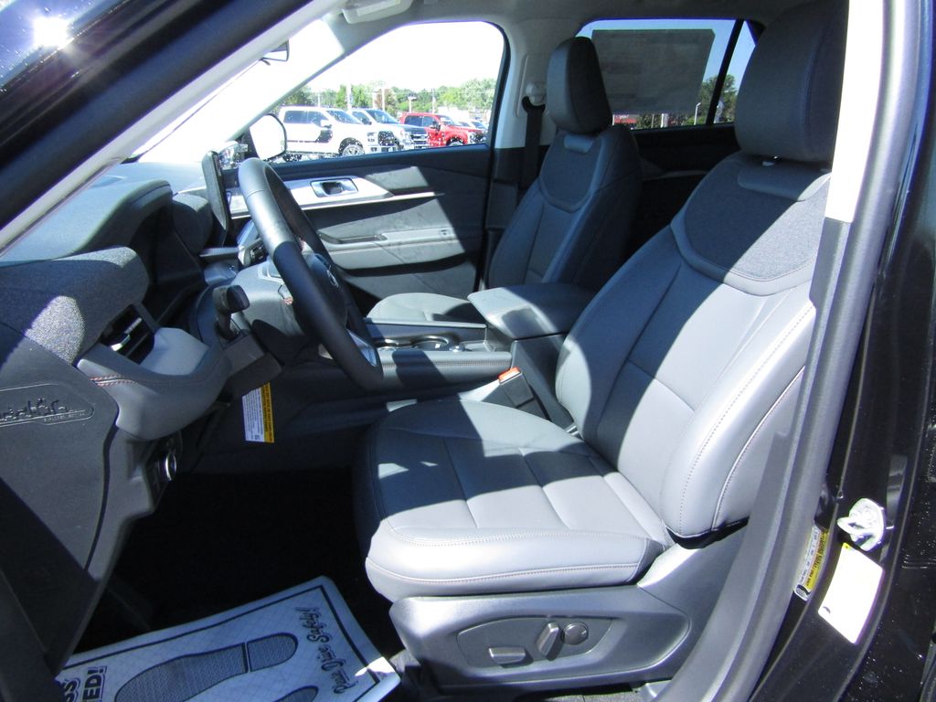 2025 Ford Explorer photo 8