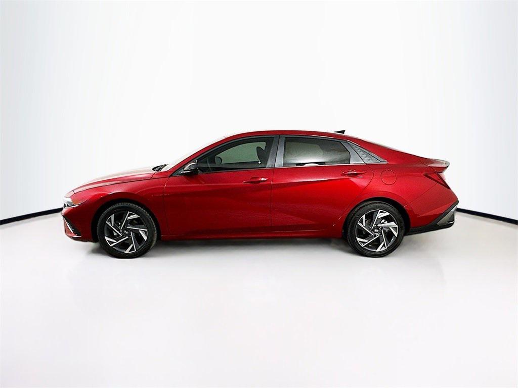2025 Hyundai Elantra SEL Sport photo 3