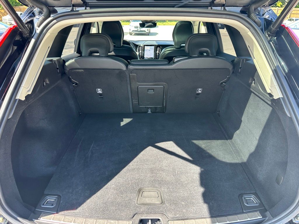 2025 Volvo XC60 B5 Plus photo 7