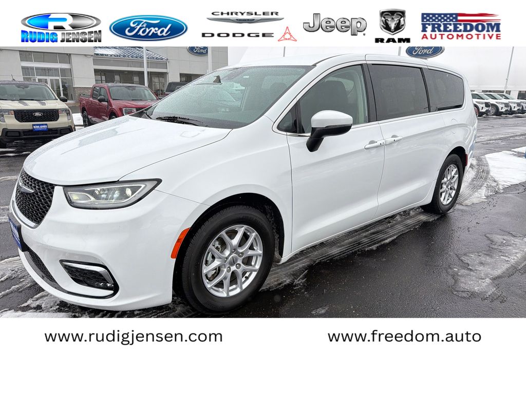 2023 Chrysler Pacifica Touring L's photo