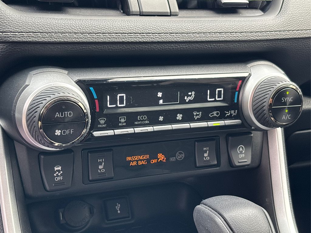2022 Toyota RAV4 XLE photo 25