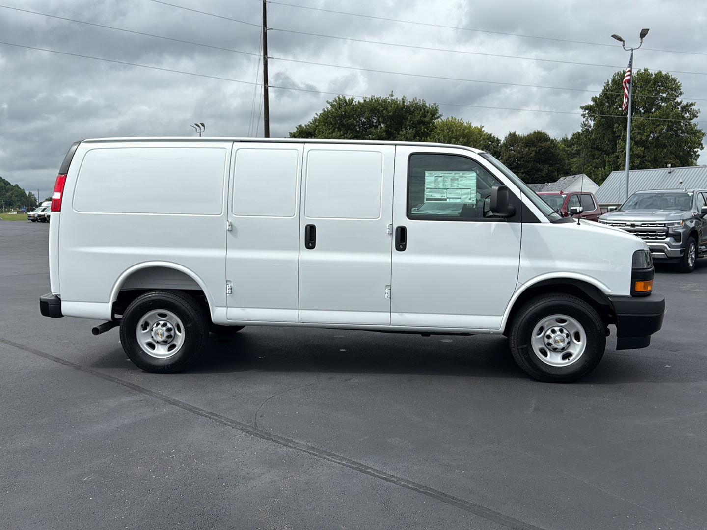 2025 Chevrolet Express 2500 Cargo photo 4