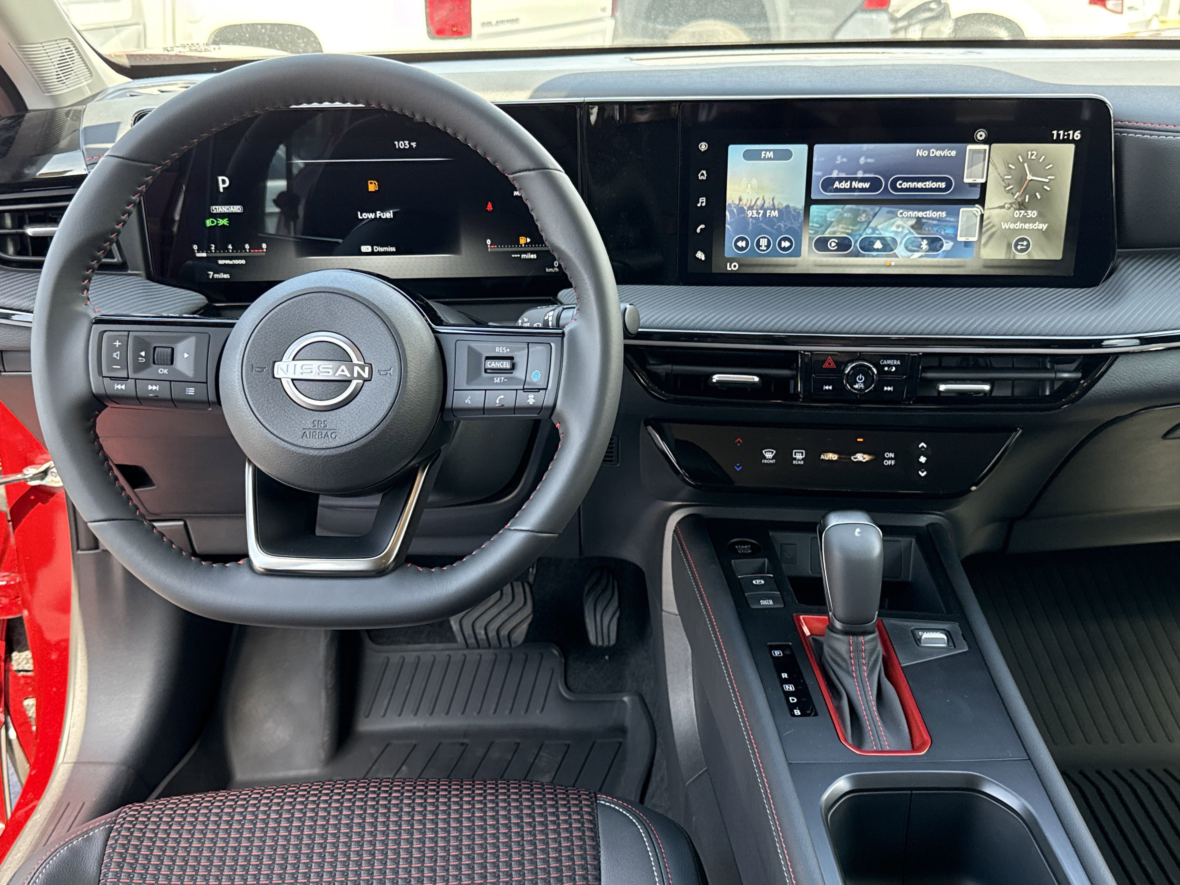 2025 Nissan Kicks SR photo 4