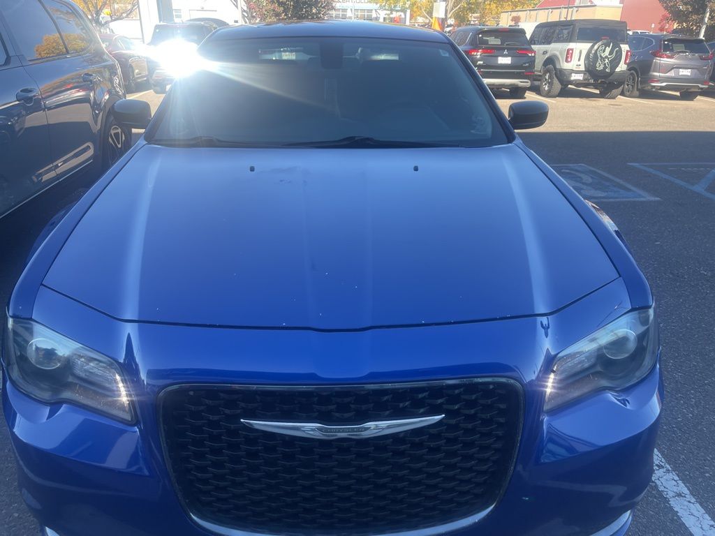 2019 Chrysler 300 Touring photo 2