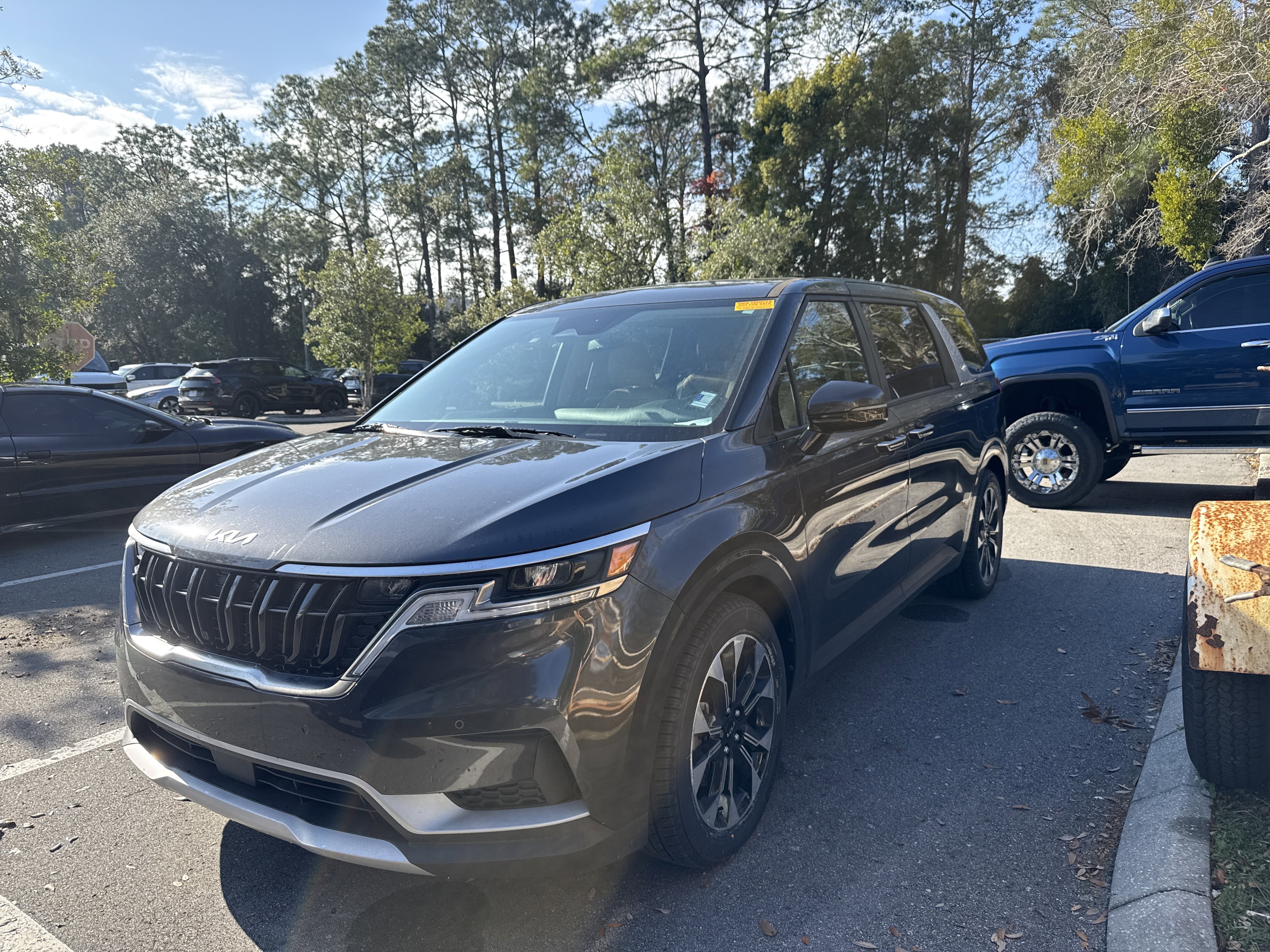 2024 Kia Carnival EX's photo