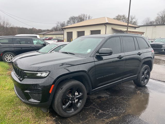 2023 Jeep Grand Cherokee Altitude photo 3