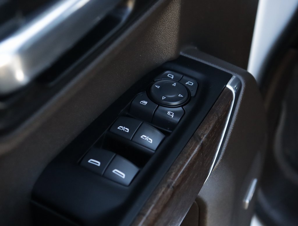 Used 2022 White Frost Tricoat GMC Denali image 26