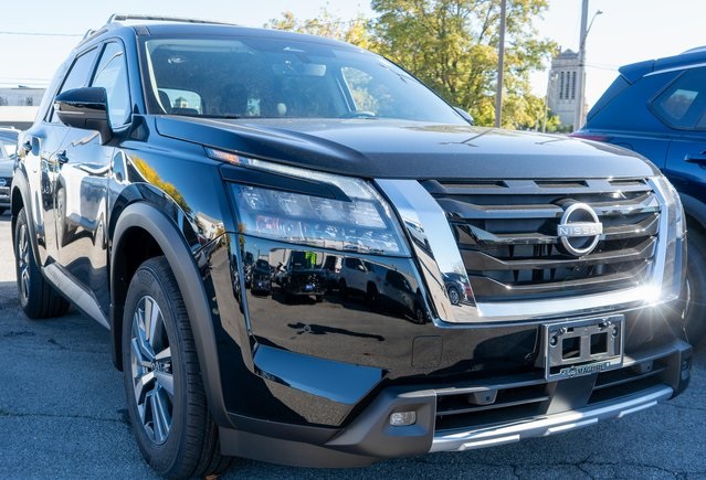 2025 Nissan Pathfinder SL photo 3