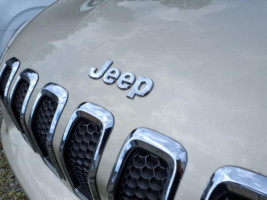 2015 Jeep Cherokee Sport photo 3