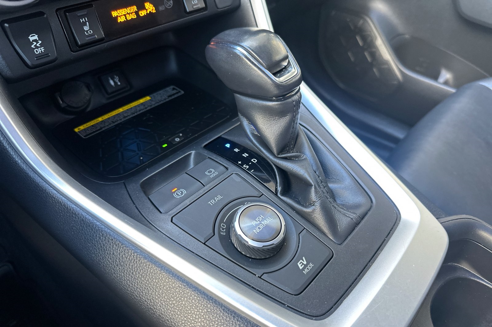 2019 Toyota RAV4 Hybrid XSE photo 18