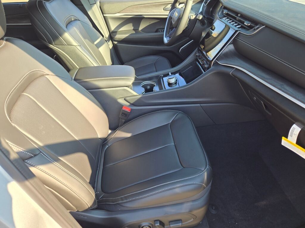 2025 Jeep Grand Cherokee Limited photo 3
