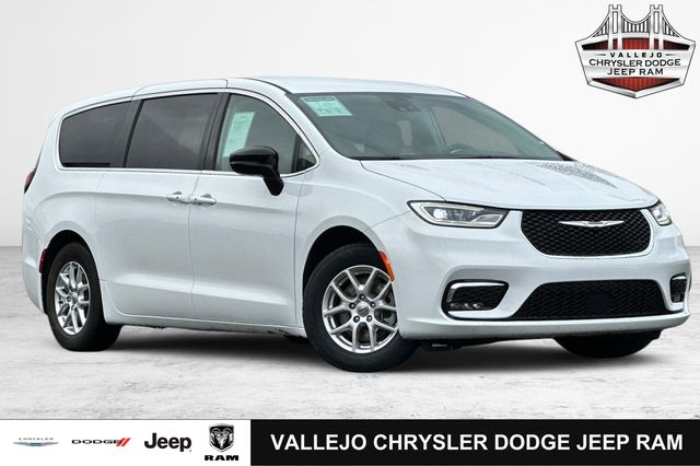 2024 Chrysler Pacifica Touring L's photo