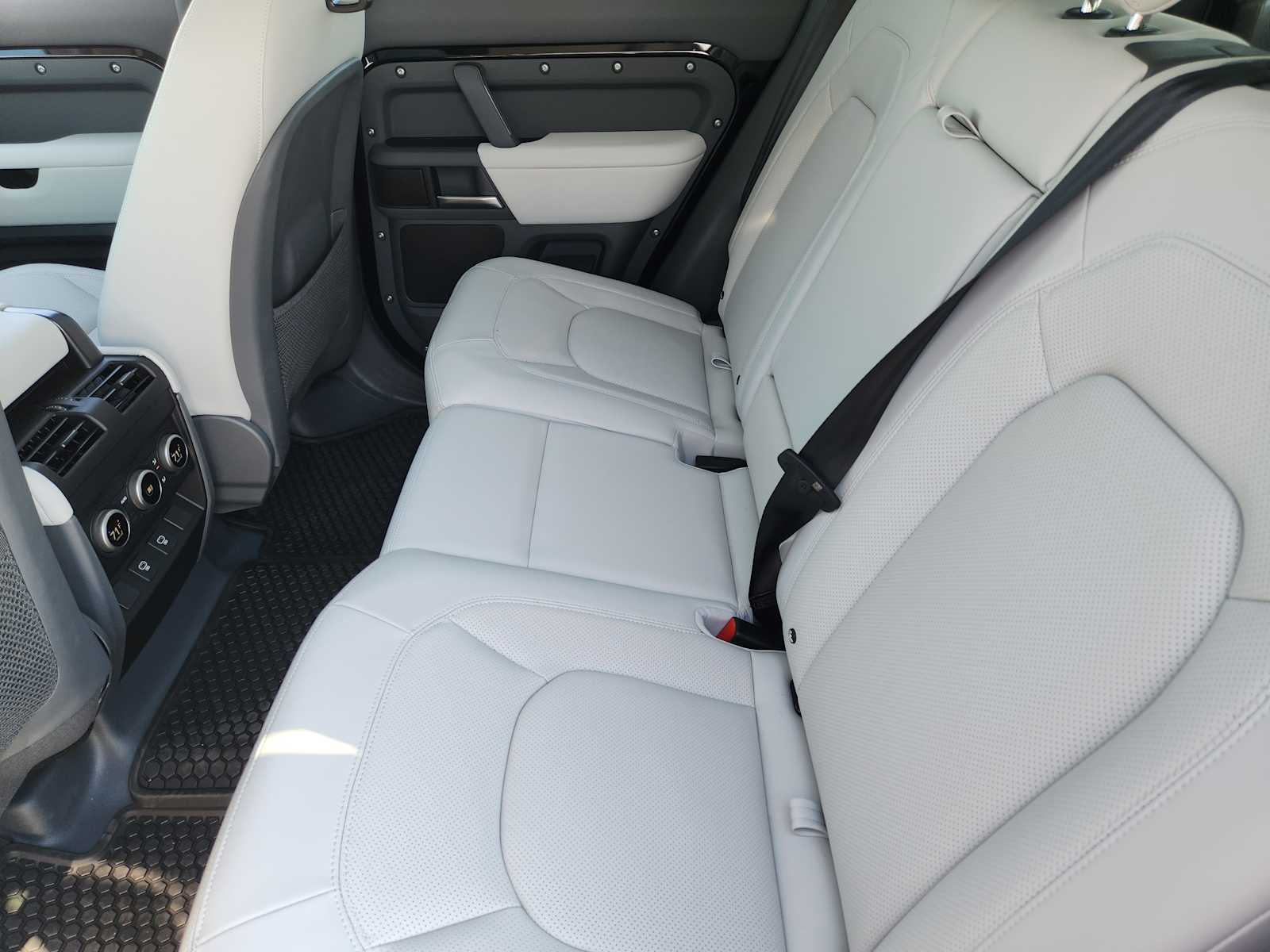 2025 Land Rover Defender 110 X-Dynamic SE photo 24