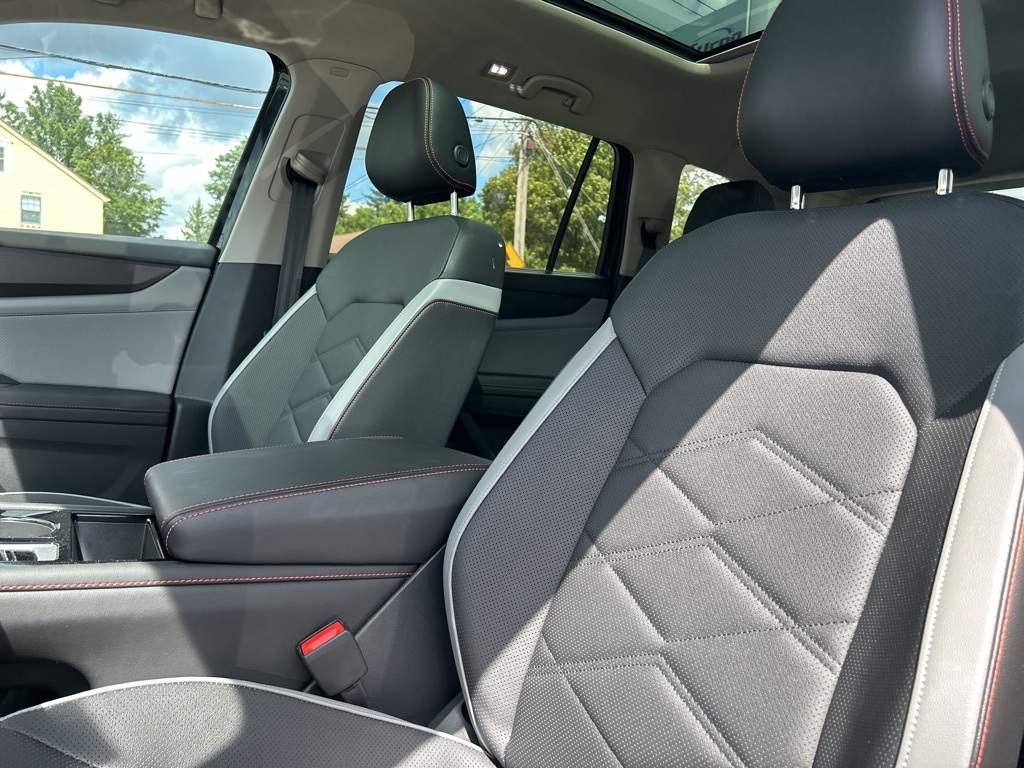 2024 Volkswagen Atlas Peak Edition SEL photo 3