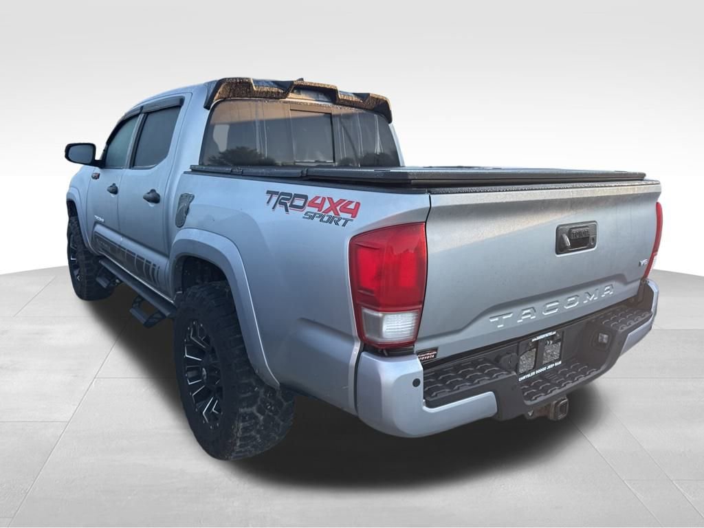 2017 Toyota Tacoma TRD Sport photo 4
