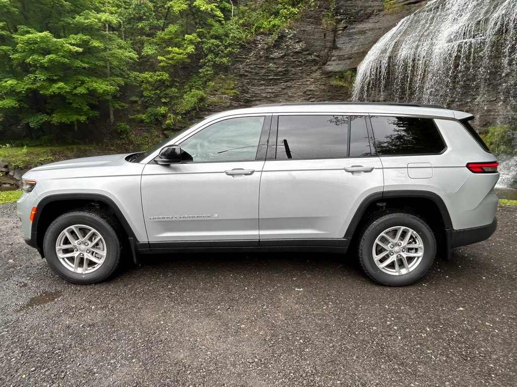 2025 Jeep Grand Cherokee Laredo X photo 3