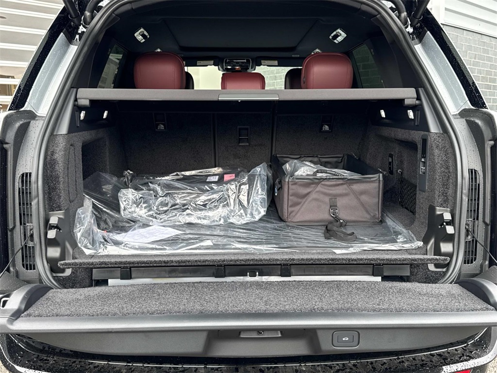 2025 Land Rover Range Rover SE photo 6