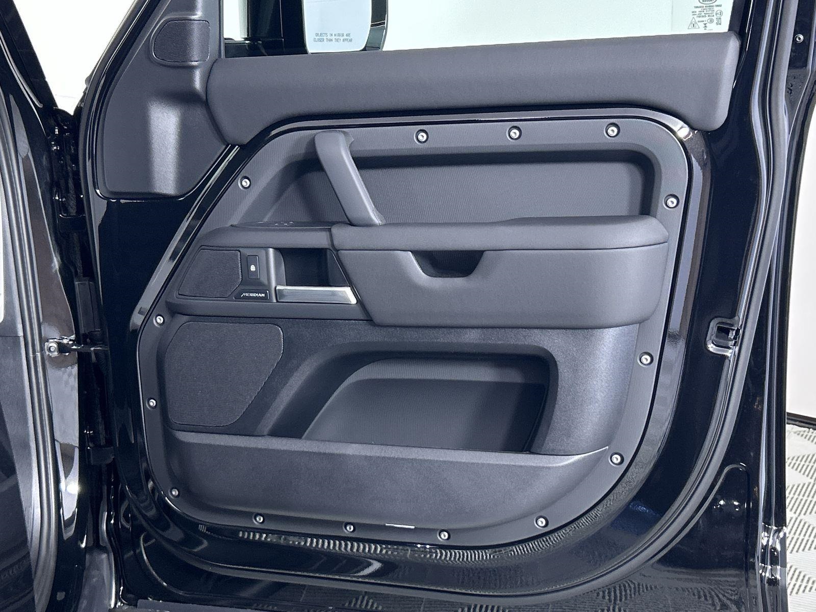 2025 Land Rover Defender 110 S photo 32