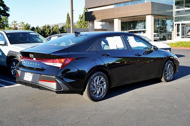 2024 Hyundai Elantra SEL photo 7