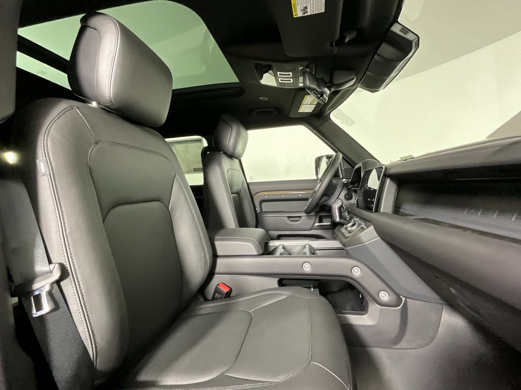 2025 Land Rover Defender 130 X-Dynamic SE photo 3