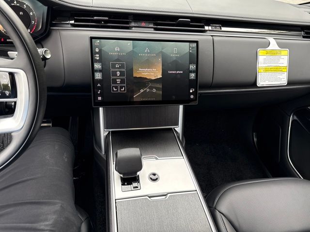 2025 Land Rover Range Rover SE photo 3