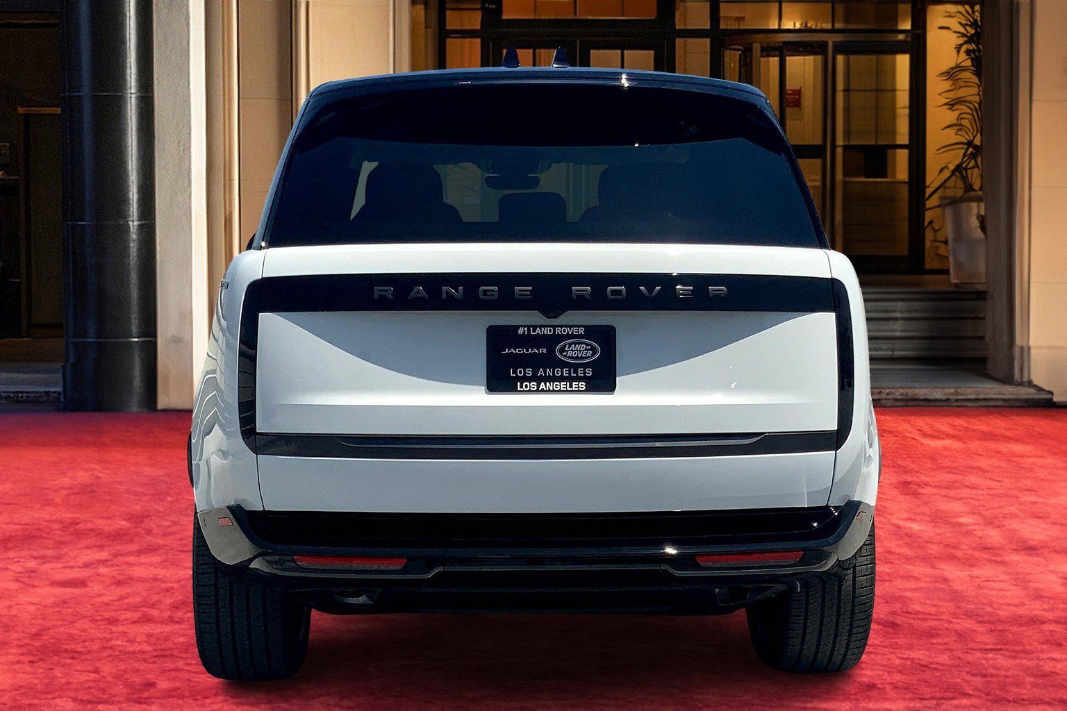 2025 Land Rover Range Rover SE photo 3