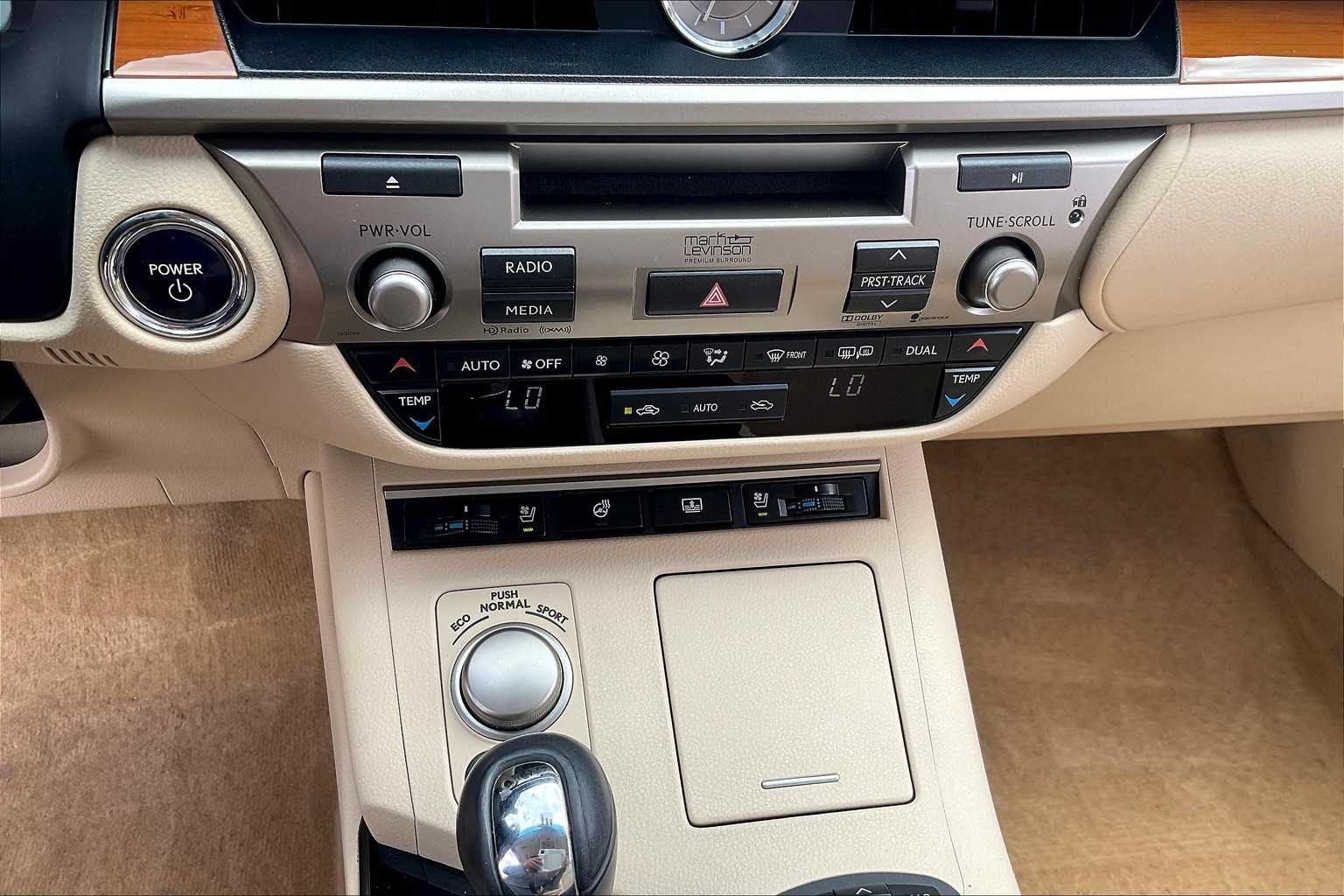 2013 Lexus ES 300h photo 32