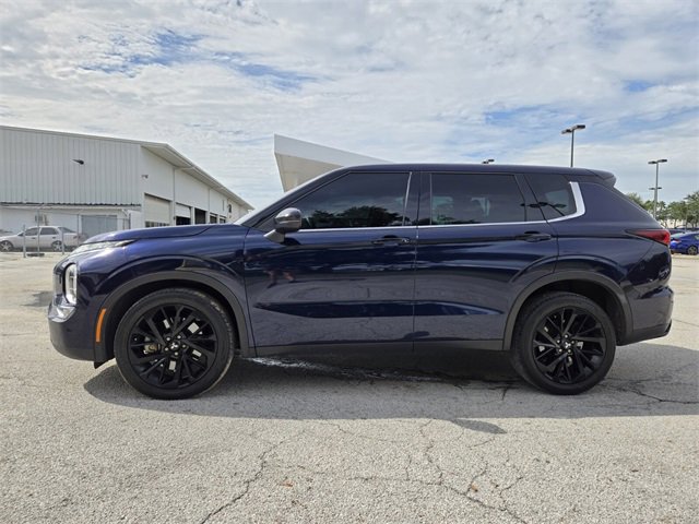 2022 Mitsubishi Outlander Black Edition photo 2